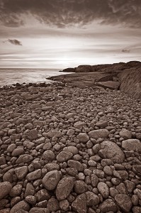 Stenig strand på Höno