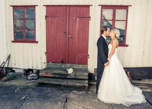 Brudpar i kustmiljö | Linda och Calle - Foto: Viktor Sundberg