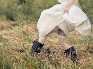 Stövlar omkring i brudklänning - Foto: Viktor Sundberg