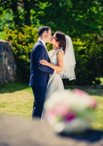 Kyss utanför kyrkan | Alexandra och Mikael - Foto: Viktor Sundberg
