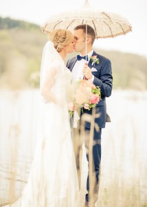 Brudpar under paraply - Foto: Viktor Sundberg
